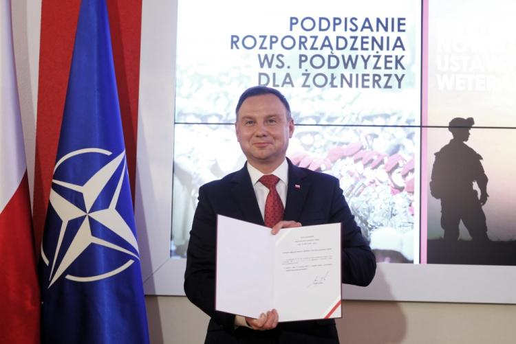 Warszawa, 17.10.2018. Prezydent Andrzej Duda podczas uroczystości podpisania nowelizacji ustawy o weteranach działań poza granicami państwa oraz rozporządzenia w sprawie określenia wielokrotności kwoty bazowej stanowiącejprzeciętne uposażenie żołnierzy zawodowych. Centrum Weterana Działań poza Granicami Państwa w Warszawie. Fot. PAP/P. Supernak