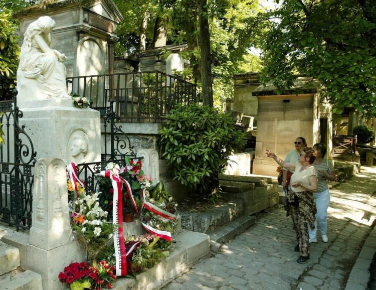 Paryż, Francja, maj 2004. Turyści przy grobie Fryderyka Chopina na cmentarzu Père-Lachaise. Fot. PAP/EPA/O. Hoslet 