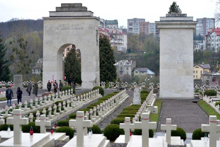 Lwów, Ukraina, 01.11.2017. Cmentarz Orląt Lwowskich - część Cmentarza Łyczakowskiego we Lwowie. W dzień Wszystkich Świętych na tutejszych polskich grobach płoną tysiące zniczy. Założony w 1786 r. Cmentarz Łyczakowski jest jednym z najstarszych istniejących do dziś cmentarzy w Europie. Fot. PAP/D. Delmanowicz