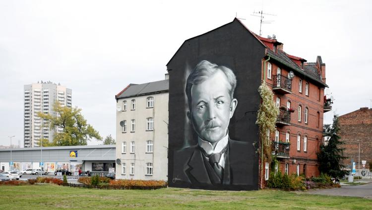 Mural poświęcony Wojciechowi Korfantemu, na ścianie kamienicy przy ul. Reja 6 w Katowicach (widok od strony ul. Dudy-Gracza). Źródło: IPN