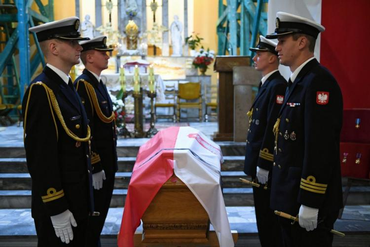 Trumna ze szczątkami admirała Józefa Unruga przed rozpoczęciem uroczystości pogrzebowych Unruga i jego żony Zofii w kościele Bożego Ciała w Helu. Fot. PAP/A. Warżawa