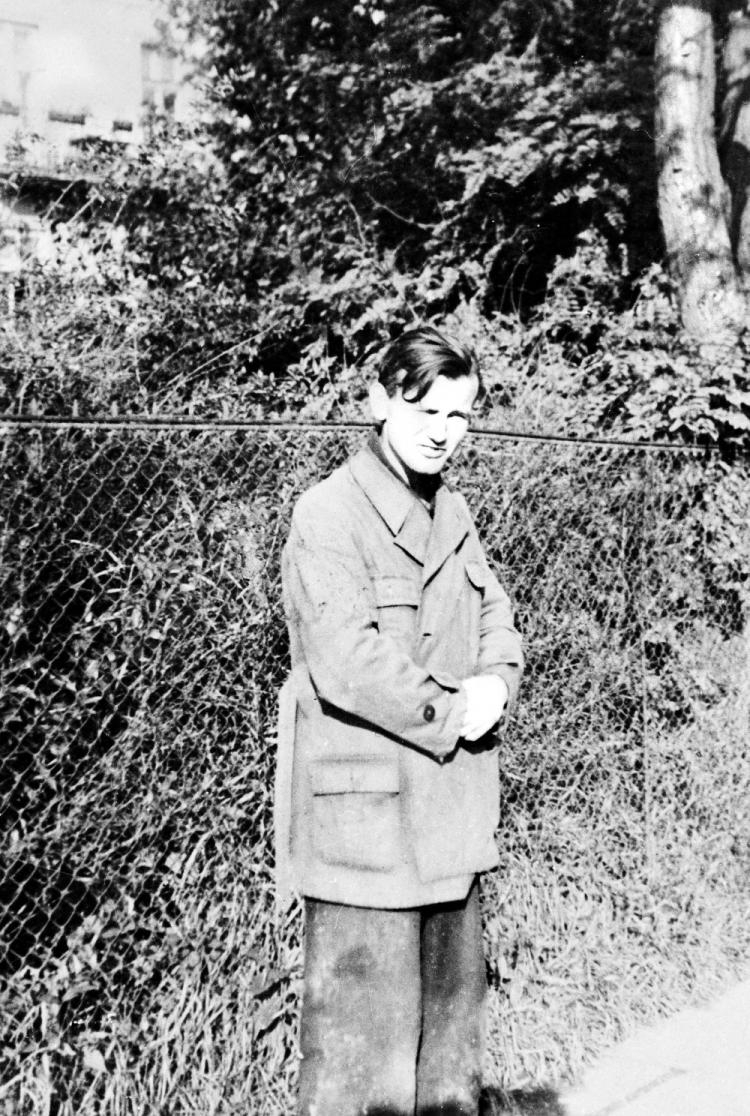 Karol Wojtyła, lata 1940–1944, Kraków. Od 11 października 1940 do 1944 r. pracował jako robotnik w Fabryce Sody Solvay w Krakowie, najpierw w kamieniołomach na Zakrzówku, a później w halach fabrycznych. Na zdj. Wojtyła jako pracownik kamieniołomów. Fot. PAP/reprodukcja: J. Grelowski 