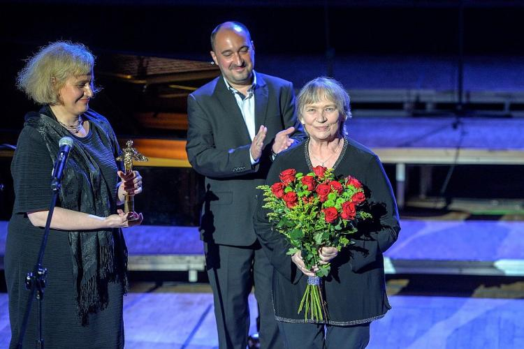 Dyrygentka Agnieszka Duczmal (P) odbiera Złotego Fryderyka 2018. Fot. PAP/S. Leszczyński