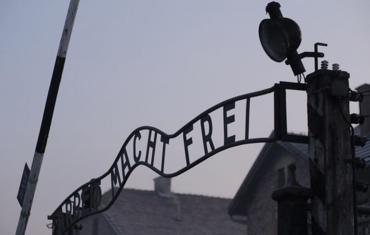 Brama obozu Auschwitz z napisem Arbeit Macht Frei. Fot. PAP/A. Grygiel