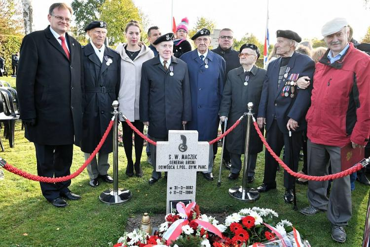 Weterani 1. Dywizji Pancernej, szef Urzędu ds. Kombatantów i Osób Represjonowanych Jan Józef Kasprzyk (L) przy grobie gen. Stanisława Maczka podczas uroczystości na Polskim Honorowym Cmentarzu Wojskowym w Ginneken, w ramach obchodów 74. rocznicy wyzwolenia Bredy. Fot. PAP/A. Lange