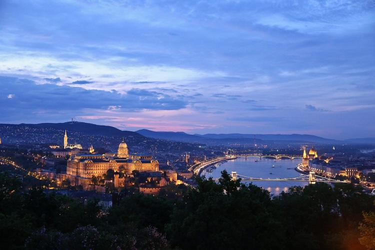 Panorama Budapesztu - widok z Góry Gellerta na Zamek Królewski i Most Łańcuchowy. Fot. PAP/R. Guz