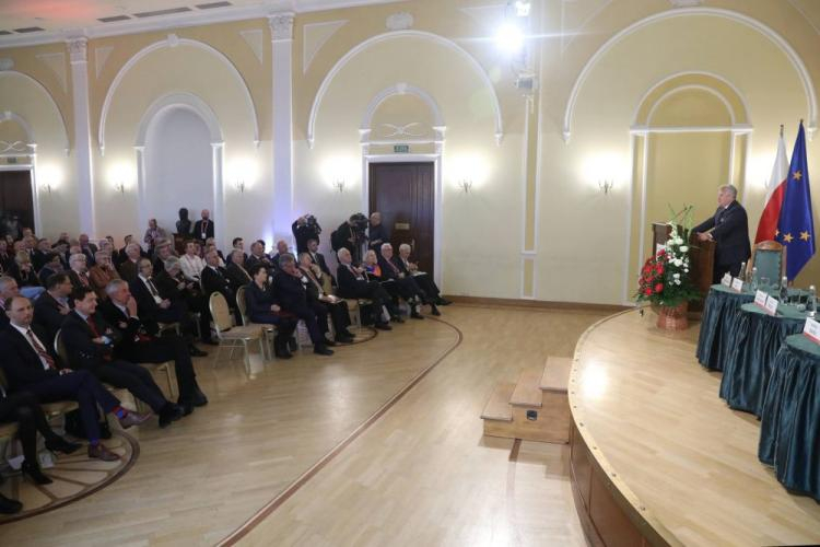 Były prezydent RP Aleksander Kwaśniewski podczas konferencji prasowej "100 lat polskiej niepodległości - co dalej?". Fot. PAP/T. Gzell