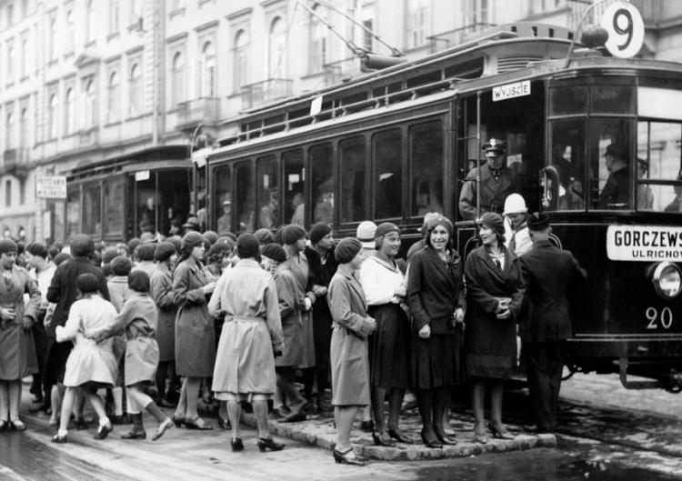 Przystanek tramwajowy na ul. Nowy Świat/Krakowskie Przedmieście, 1931–1933. Fot. NAC.
