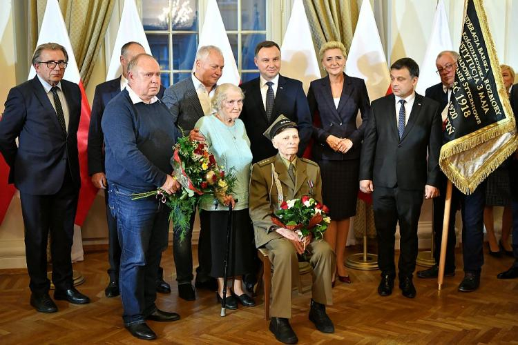 Franciszek Jakowczyk (C) podczas uroczystości wręczenia mu Aktu Nadania Obywatelstwa Rzeczypospolitej Polskiej przez prezydenta Andrzeja Dudę w Dolnośląskim Urzędzie Wojewódzkim we Wrocławiu. Fot. PAP/M. Kulczyński