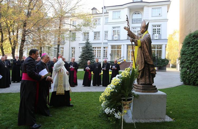 Odsłonięcie pomnika papieża Jana Pawła II w ogrodach nuncjatury apostolskiej w Warszawie. Fot. biuro prasowe Konferencji Episkopatu Polski