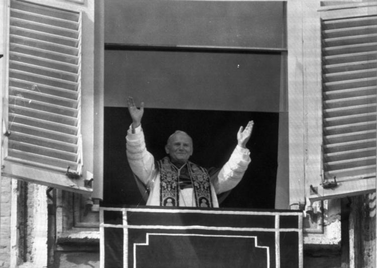 Inauguracja pontyfikatu papieża Jana Pawła II, uroczystości na placu przed Bazyliką Świętego Piotra w Watykanie. Watykan 22.10.1978. Fot/PAP