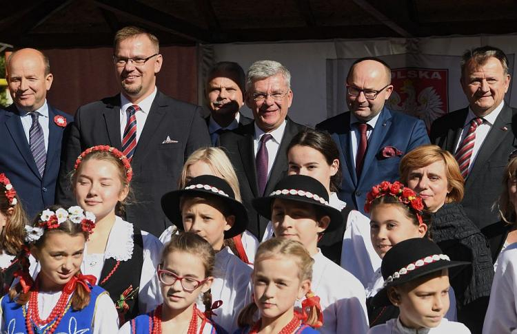 Marszałek Senatu Stanisław Karczewski (C) wraz z delegacją podczas spotkania z Polonią w Domu Polskim w Bielcach. Fot. PAP/P. Nowak