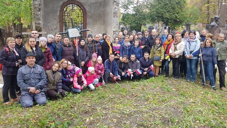 Polska społeczność Kijowa porządkowała groby Polaków na Cmentarzu Bajkowym. Źródło: Ambasada RP w Kijowie