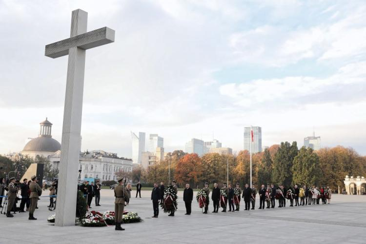 Ceremonia złożenia kwiatów przed Krzyżem Papieskim na Placu Piłsudskiego w Warszawie w 40. rocznicę wyboru kardynała Karola Wojtyły na papieża. Warszawa, 16.10.2018. PAP/T. Gzell