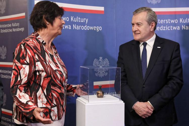 Wicepremier, minister kultury i dziedzictwa narodowego Piotr Gliński (P) i posiadaczka obiektu w chwili jego odnalezienia, Ingrid Haack (L) podczas uroczystości przekazania polskiej straty wojennej - lekytu czerwonofigurowego z IV w. p.n.e. do Muzeum Narodowego w Warszawie. Fot. PAP/T. Gzell