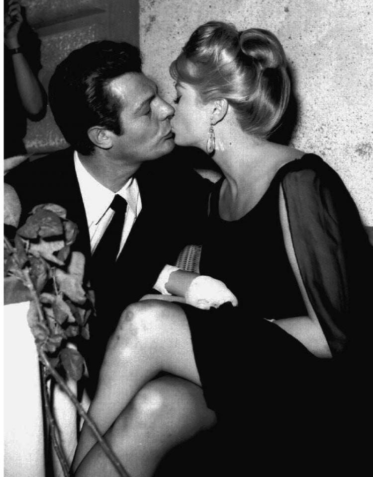 Marcello Mastroiani i Anita Ekberg w filmie z 1960 roku "La dolce vita". Fot. PAP/EPA