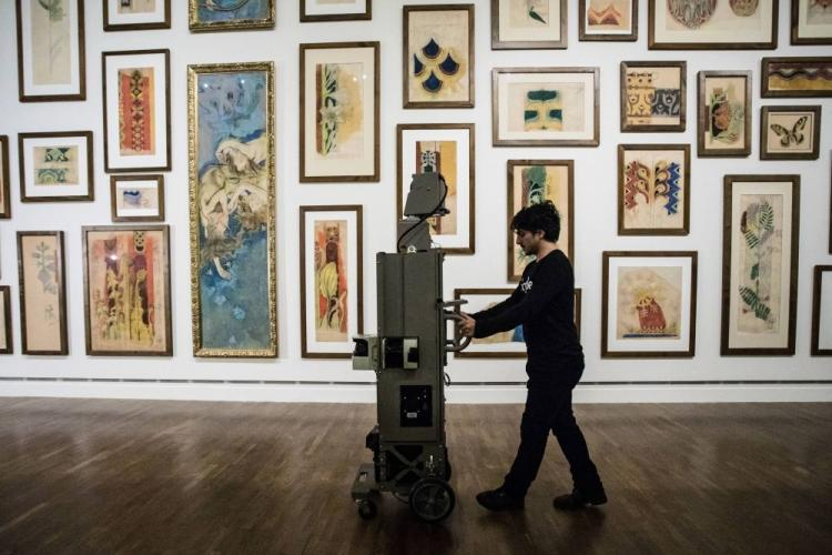 Wykonywanie zdjęć wystaw Muzeum Narodowego w Krakowie do Google Museum View za pomoca wózka Trolley. Fot. PAP/J. Graczyński