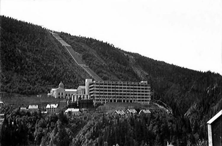 Fabryka Norsk Hydro w Vemork. 1935 r. Fot. Anders Beer Wilse. Źródło: Wikimedia Commons