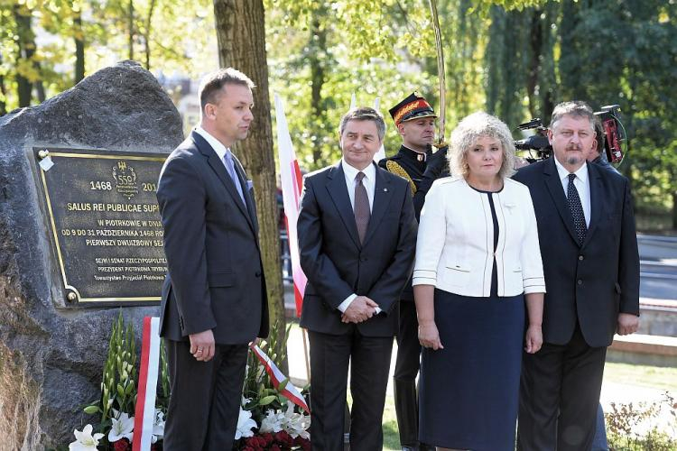 Marszałek Sejmu Marek Kuchciński (2L) i wicemarszałek Senatu Maria Koc (2P) podczas odsłonięcia tablicy pamiątkowej upamiętniającej 550-lecie Parlamentaryzmu Rzeczypospolitej w Piotrkowie Trybunalskim. Fot. PAP/G. Michałowski