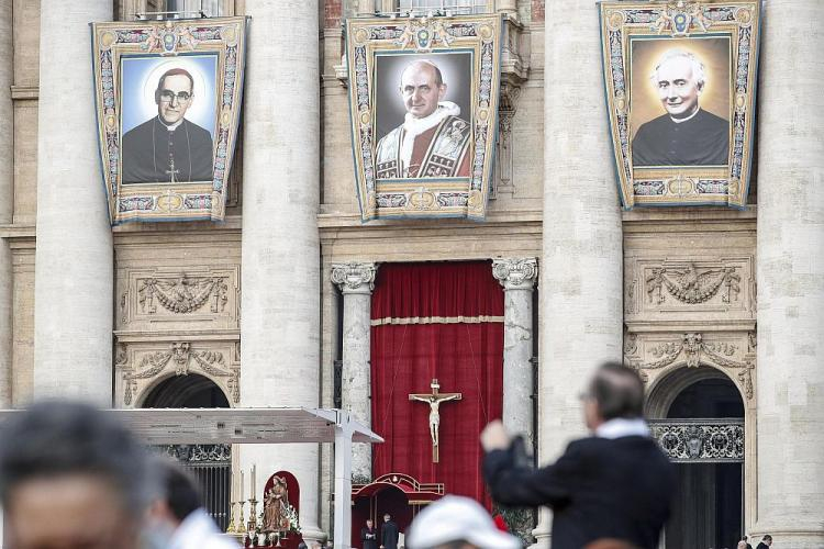Portrety papieża Pawła VI (C), abp Oscara Arnulfo Romero (L) i ks. Francesco Spinelliego. Watykan, 14.10.2018. Fot. PAP/EPA  