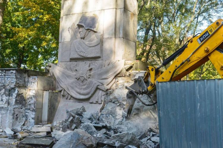 Demontaż pomnika Wdzięczności Żołnierzom Armii Radzieckiej w parku Skaryszewskim. Warszawa, 17.10.2018. Fot. PAP/ J. Kamiński