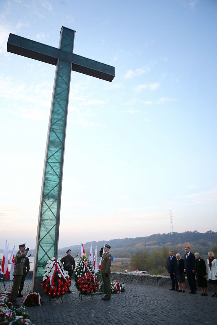 Prezydent Andrzej Duda (3P) złożył wieniec przed Krzyżem Pomnikiem ks. Jerzego Popiełuszki przy tamie wiślanej we Włocławku. Fot. PAP/M. Bednarski