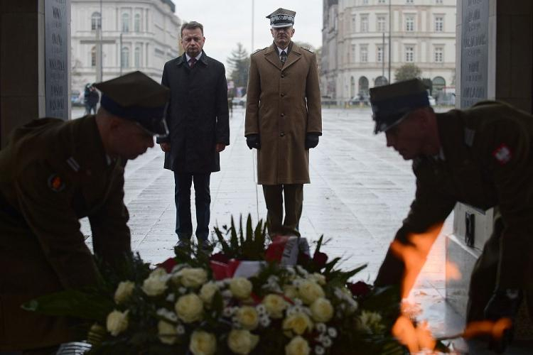 Minister obrony narodowej Mariusz Błaszczak (2L) i szef Sztabu Generalnego Wojska Polskiego generał broni Rajmund T. Andrzejczak (2P) podczas uroczystego apelu przed Grobem Nieznanego Żołnierza w Warszawie z okazji 100-lecia utworzenia Sztabu Generalnego Wojska Polskiego. Fot. PAP/M. Obara