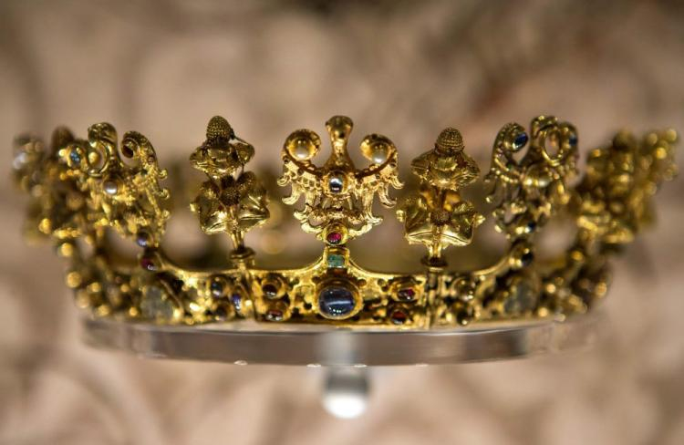 Złota korona ślubna z XIV w., która prawdopodobnie należała do pierwszej żony Karola IV Luksemburskiego. Fot. PAP/M. Kulczyński