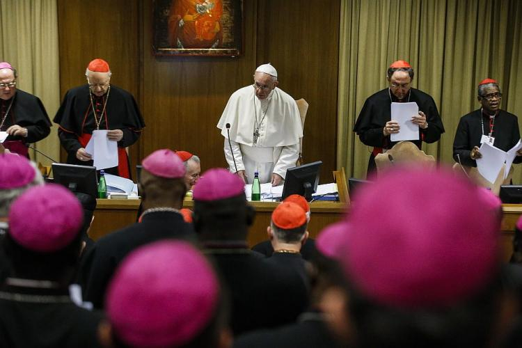 Papież Franciszek (C) podczas ostatniego dnia Synodu Biskupów. Watykan, 27.10.2018. Fot. PAP/EPA