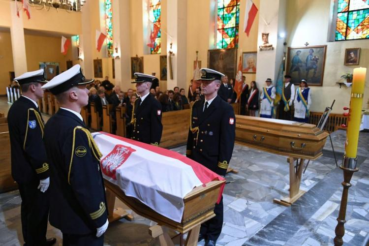 Trumny ze szczątkami admirała Józefa Unruga i jego żony Zofii w kościele Bożego Ciała w Helu. PAP/A. Warżawa