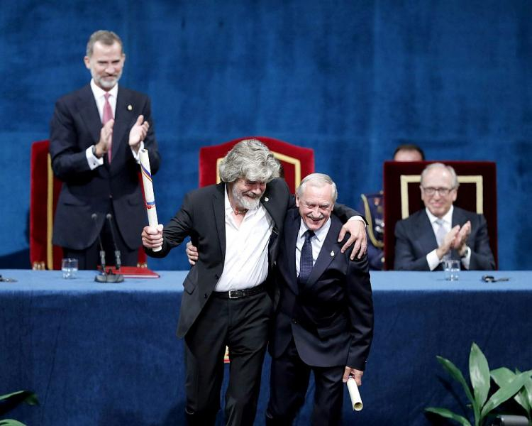 Król Hiszpanii Filip VI (L) i laureaci Nagrody Księżniczki Asturii, himalaiści: Krzysztof Wielicki (P), Reinhold Messner. 19.10.2018. Fot. PAP/EPA