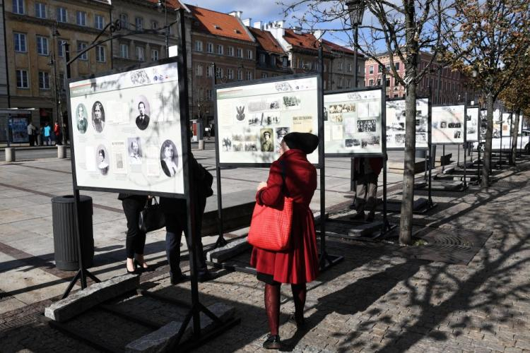 Fragment wystawy "Kobiety w walce o niepodległość Polski" przed Domem Polonii w Warszawie.  PAP/R. Pietruszka