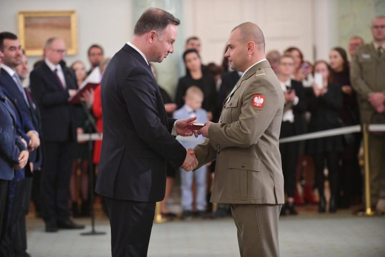 Warszawa, 21.11.2018. Dawid Cielepak (P) otrzymał Medal za Ofiarność i Odwagę z rąk prezydenta Andrzeja Dudy (L) podczas uroczystości wręczenia Krzyży Zasługi za Dzielność oraz Medali za Ofiarność i Odwagę, w Pałacu Prezydenckim w Warszawie. Fot. PAP/M. Obara