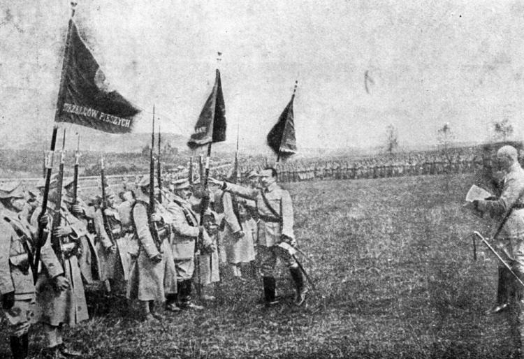 Nancy, Francja, 6.10.1918 r. Gen. Józef Haller składa przysięgę na sztandar I Pułku Strzelców i obejmuje dowództwo nad armią polską powstałą we Francji. Fot. PAP/CAF/reprodukcja