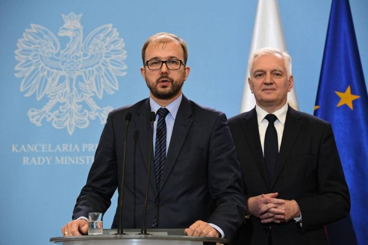 Warszawa, 14.11.2018. Wicepremier, minister nauki i szkolnictwa wyższego Jarosław Gowin (P) i wiceminister nauki i szkolnictwa wyższego Piotr Dardziński (L) podczas ogłoszenia wyników konkursu programu NAWA - Polskie Powroty, 14 bm. w KPRM w Warszawie. Program ma na celu zachęcić do powrotu polskich naukowców, którzy wzmocnią potencjał badawczy krajowych ośrodków, poprzez stworzenie warunków umożliwiających podjęcie przez nich pracy w polskich uczelniach lub jednostkach naukowych. Fot. PAP/R. Pietru