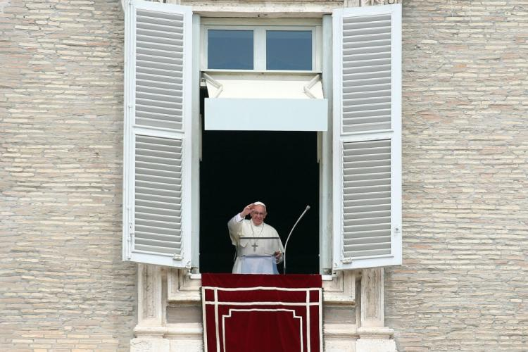 Watykan. Papież Franciszek pozdrawia wiernych na placu św. Piotra. Fot. PAP/EPA/V. Tersigni