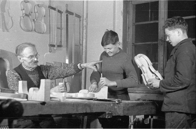 Andrzej Bednarz w Państwowej Szkole Przemysłu Drzewnego. Zakopane, 1949 r. Fot. PAP/CAF