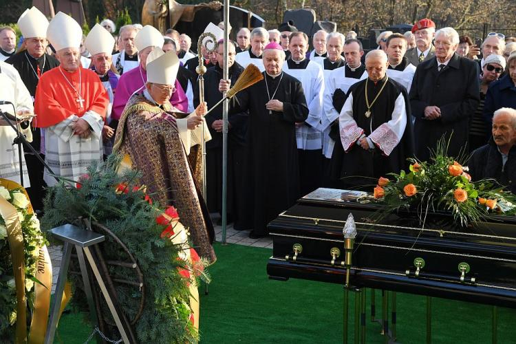 Uroczystości pogrzebowe ks. Janusza Bielańskiego na cmentarzu Salwatorskim w Krakowie. Fot. PAP/J. Bednarczyk