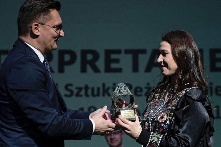 Daria Kopiec odbiera Laur Konrada, główną nagrodę XIX Ogólnopolskiego Festiwalu Sztuki Reżyserskiej "Interpretacje" w Katowicach; nagrodę wręczył prezydent Katowic Marcin Krupa. Fot. PAP/A. Grygiel