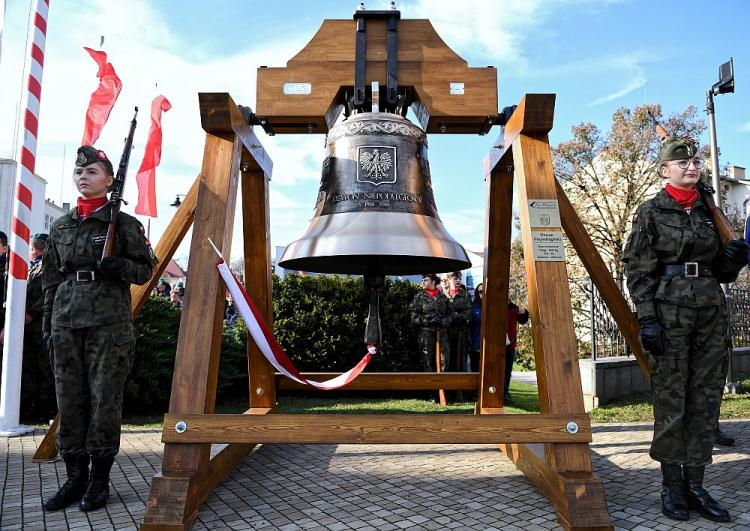 Dzwon Niepodległości zabrzmiał w Rzeszowie podczas obchodów 100-lecia odzyskania przez Polskę niepodległości. 11.11.2018. Fot. PAP/D. Delmanowicz