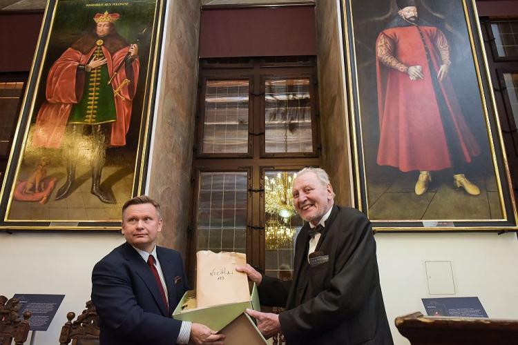 Syn autora zdjęć oraz autor publikacji zawierającej dokumentację przedwojennych gdańskich świątyń Wolfgang Deurer (P) przekazuje dyrektorowi Muzeum Gdańska Waldemarowi Ossowskiemu ponad 1200 zdjęć gdańskich zabytków wykonanych w latach 1942-1945 przez Petera Jacoba Deurera i jego zespół. Fot. PAP/R. Jocher