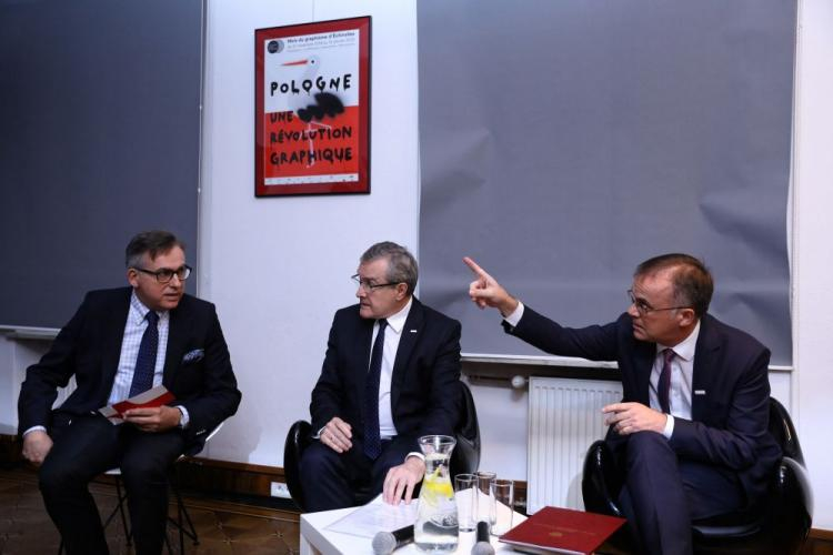 Wicepremier, minister kultury i dziedzictwa narodowego Piotr Gliński, dyrektor Instytutu Adama Mickiewicza Krzysztof Olendzki i pełnomocnik rządu ds. obchodów Stulecia Odzyskania Niepodległości, wiceminister kultury Jarosław Sellin. Fot. PAP/R. Guz