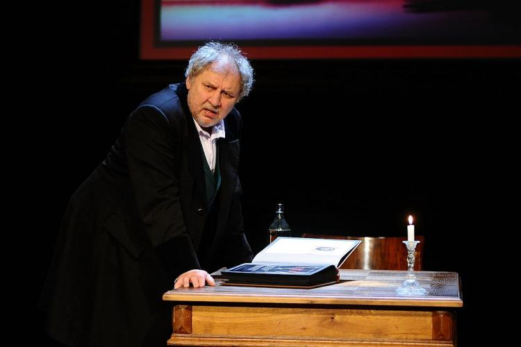 Andrzej Grabowski podczas próby medialnej spektaklu „Spowiedź chuligana. Jesienin” w reżyserii Krzysztofa Jasińskiego w Teatrze Polonia. Warszawa, 2017 r. Fot. PAP/StrefaGwiazd/M. Kmieciński