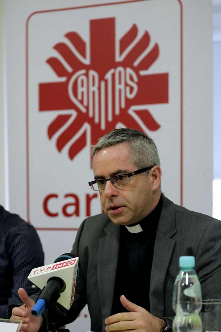 Dyrektor Caritas Polska ks. Marcin Iżycki. Fot. PAP/T. Gzell  