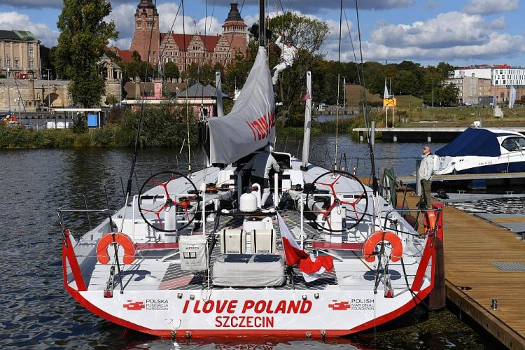 Jacht "I love Poland" zacumowany na szczecińskiej wyspie Łasztownia. 09.2018. Fot. PAP/M. Bielecki