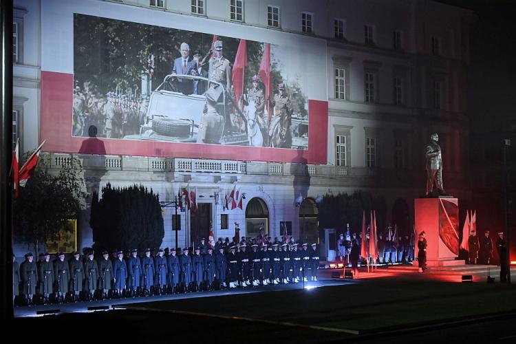 Uroczystość odsłonięcia pomnika prezydenta Lecha Kaczyńskiego w Warszawie. Fot. PAP/R. Pietruszka