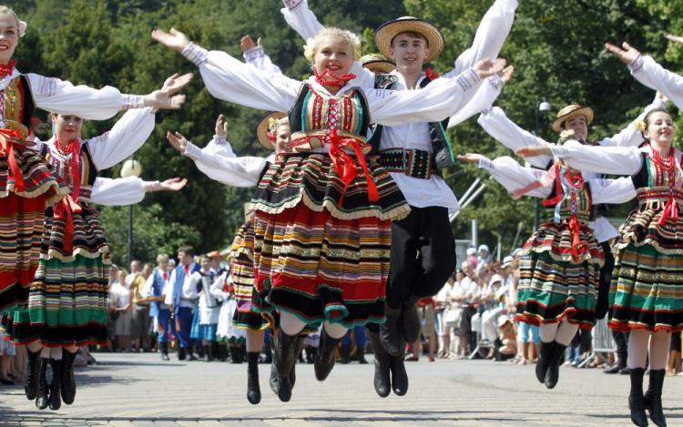 Lasowiacy ze Stalowej Woli w tanecznym korowodzie. Fot. PAP/A. grygiel