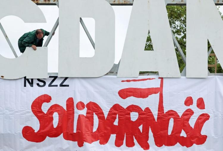 Logo Solidarności na bramie Stoczni Gdańskiej. Fot. PAP/P. Wittman