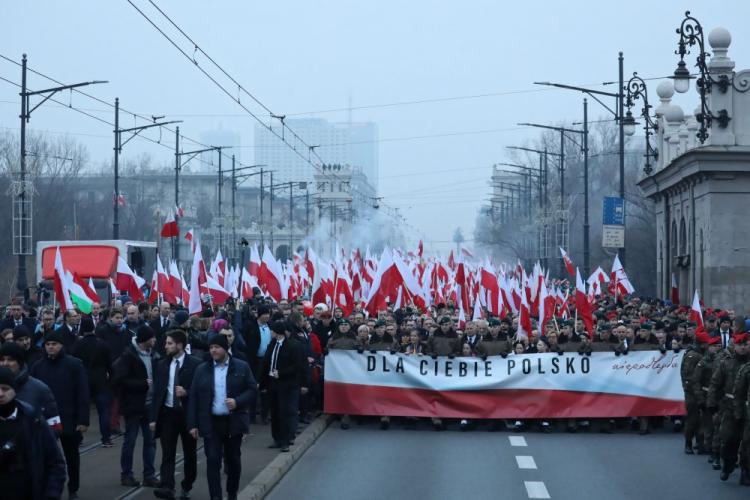 Uczestnicy Biało-Czerwonego Marszu „Dla Ciebie Polsko". Fot. PAP/T. Gzell