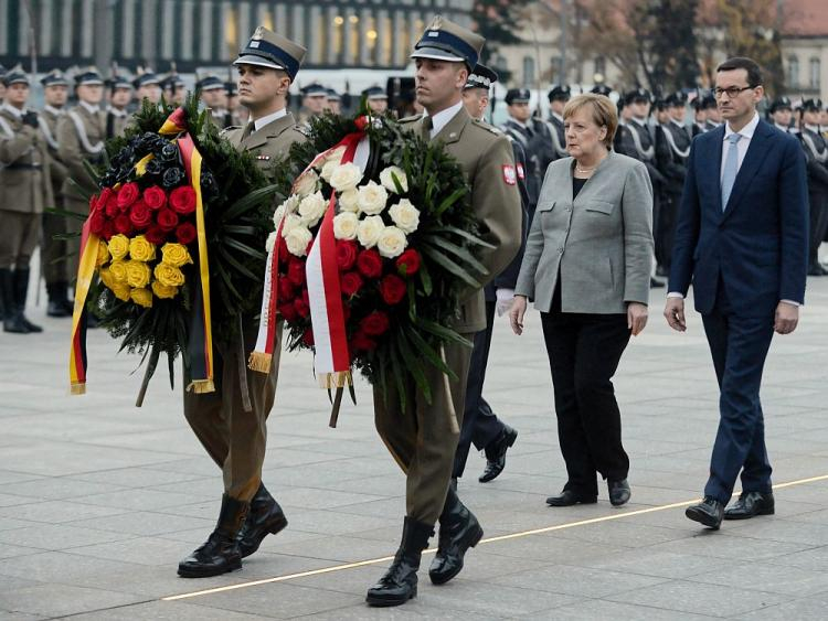 Premier RP Mateusz Morawiecki i kanclerz Niemiec Angela Merkel (C) składają wieńce przed Grobem Nieznanego Żołnierza w Warszawie. Fot. PAP/J. Kamiński